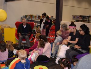 Mayor reading to children