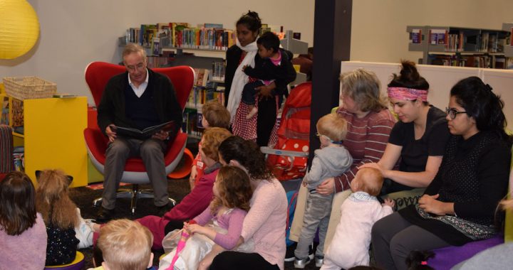 Mayor reading to children