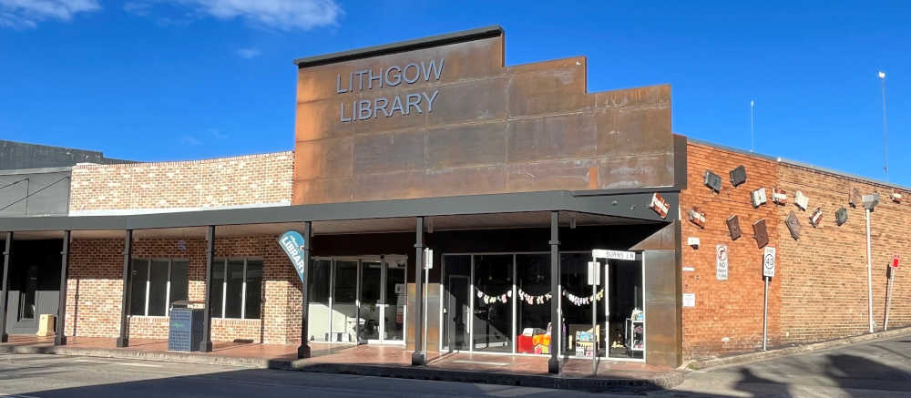 Paul Toole MP Views New Lithgow Library Façade